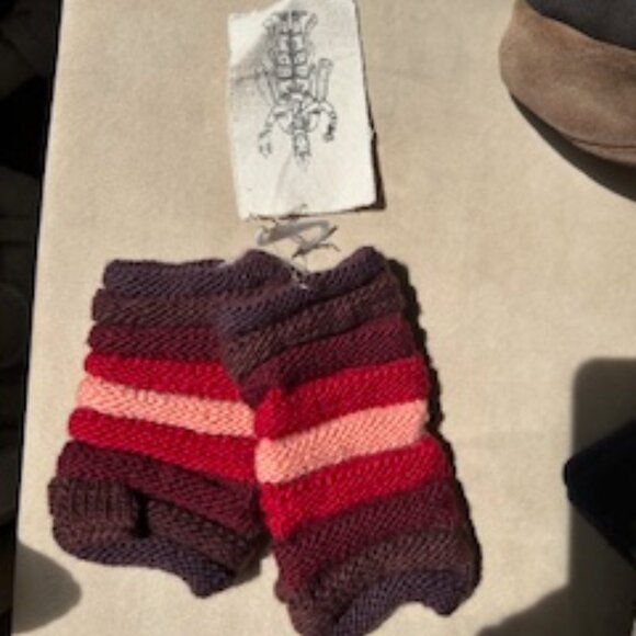 BRAND NEW MITTENS WITH THUMB FINGER - NIRVANA DESIGNS WITH TAG - Picture 1 of 5